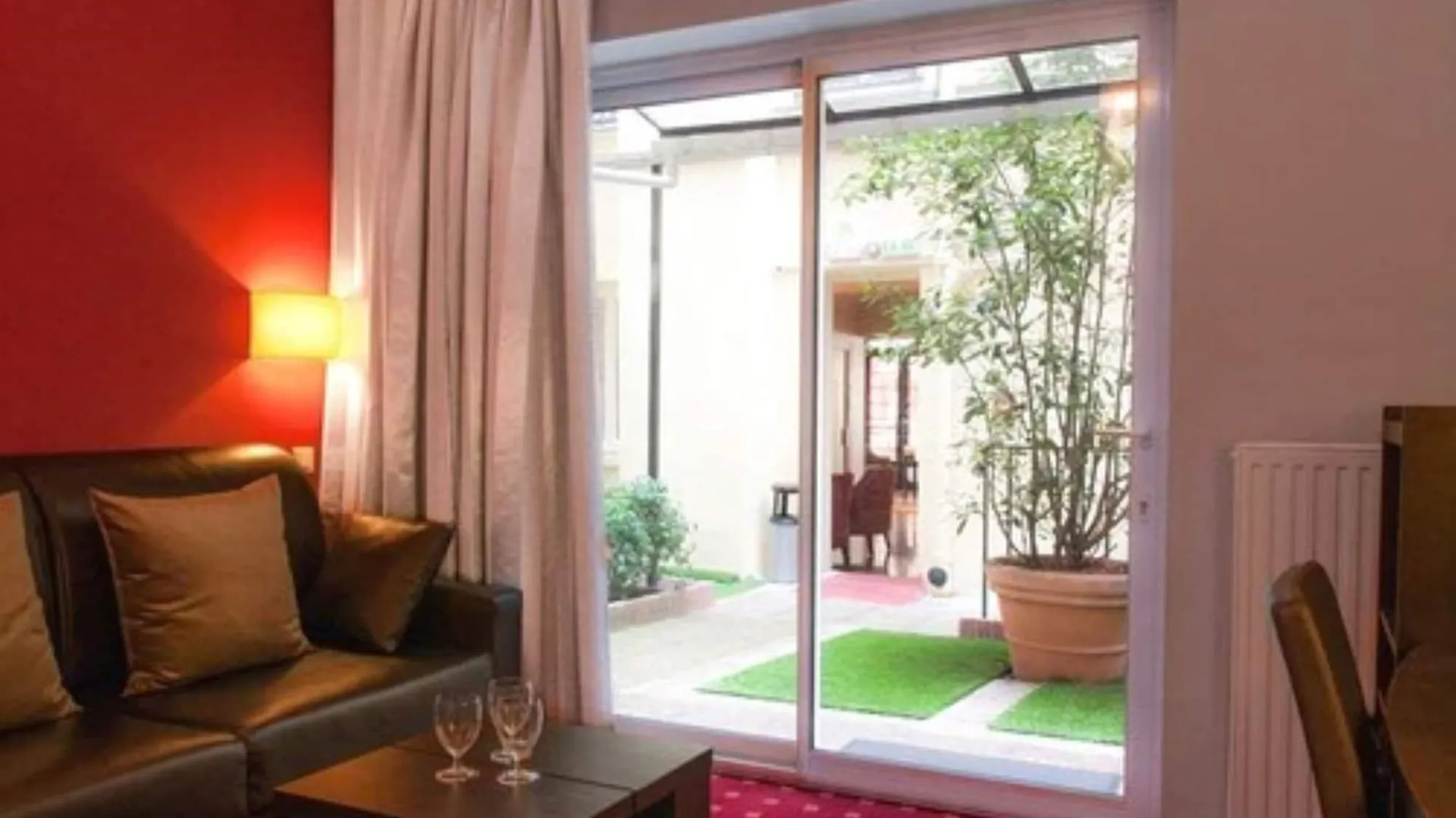 Des Deux Avenues Hotell 3*