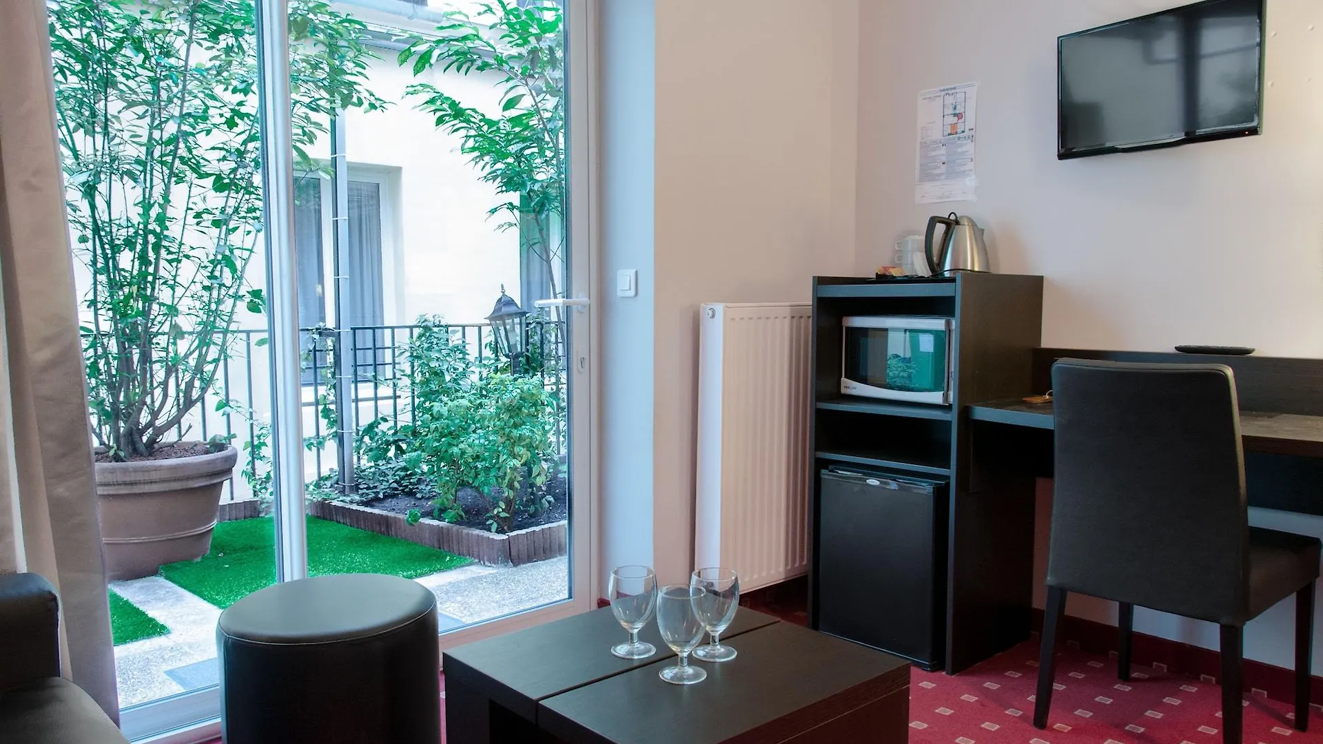 Hotell Des Deux Avenues 3*