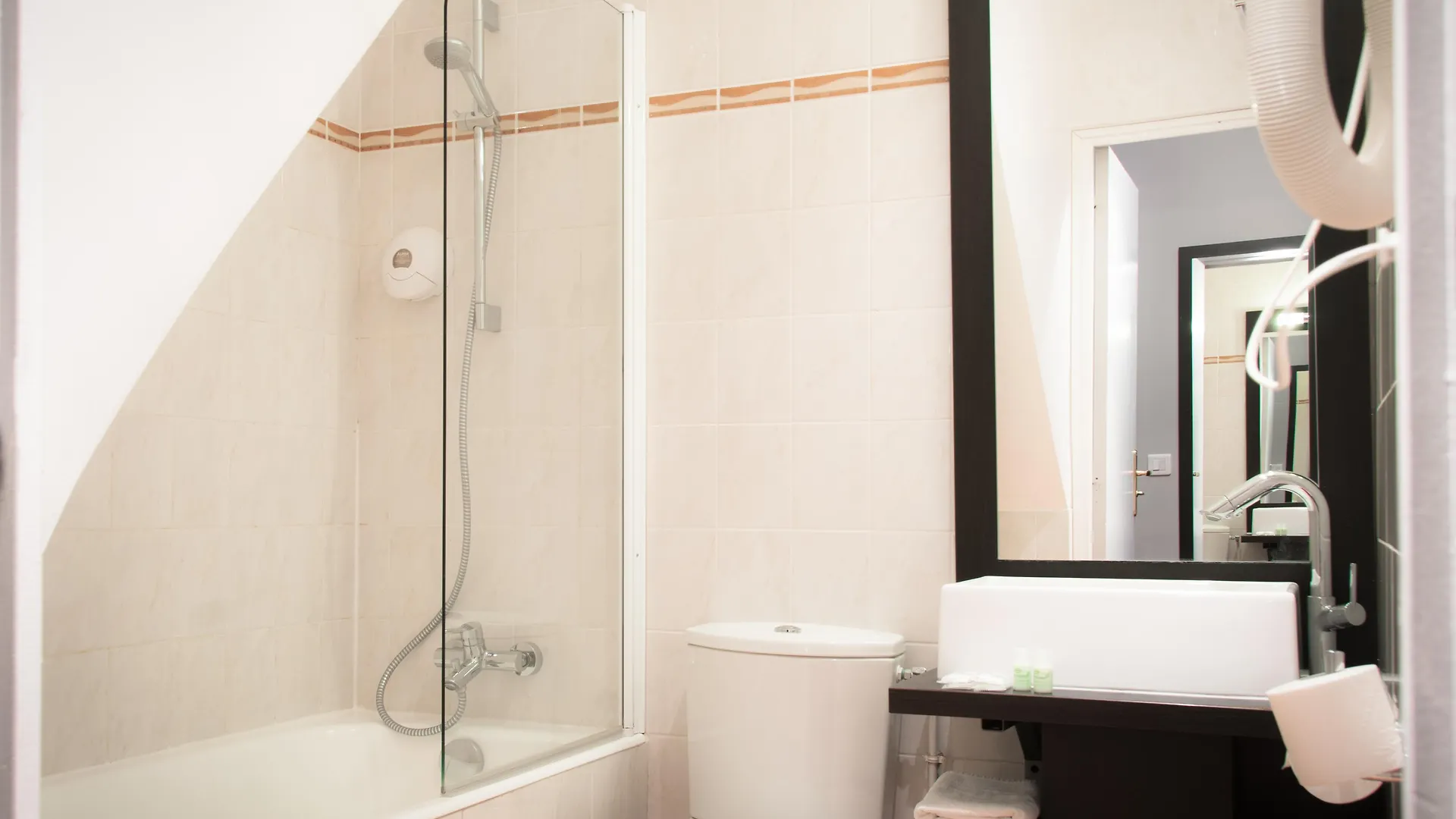 Hotell Des Deux Avenues 3*