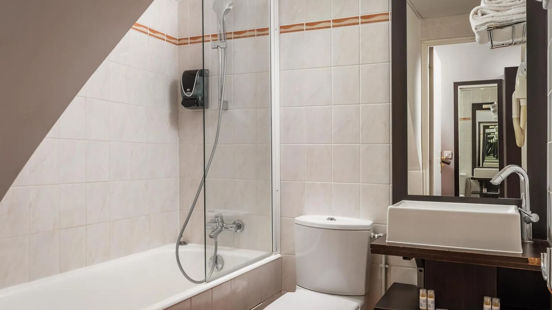 Hotell Des Deux Avenues 3*