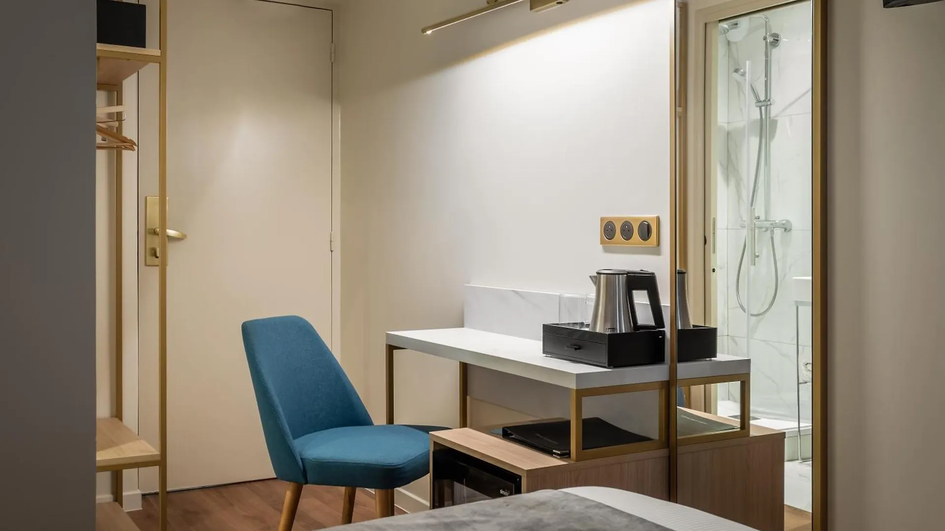 Des Deux Avenues Hotell