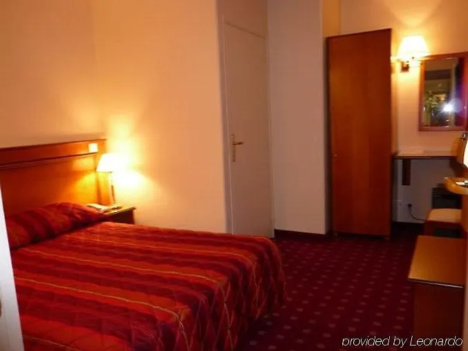 Des Deux Avenues Hotell Paris