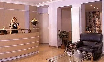 Des Deux Avenues Hotell