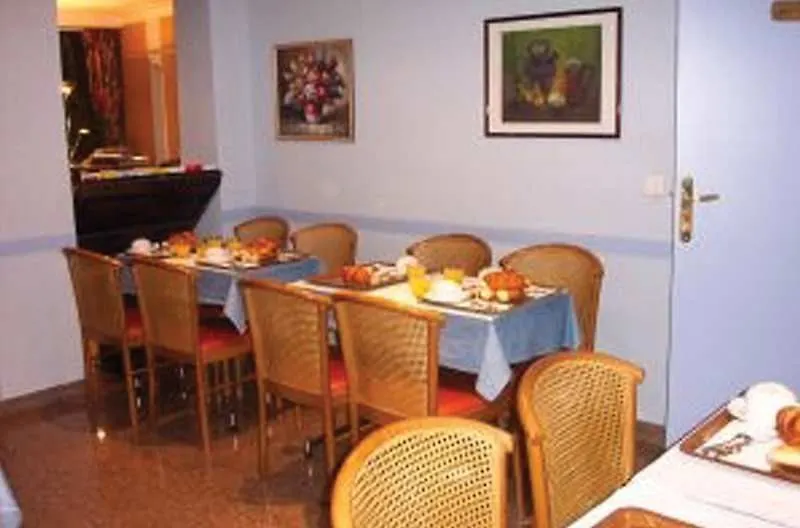 Hotell Des Deux Avenues 3*